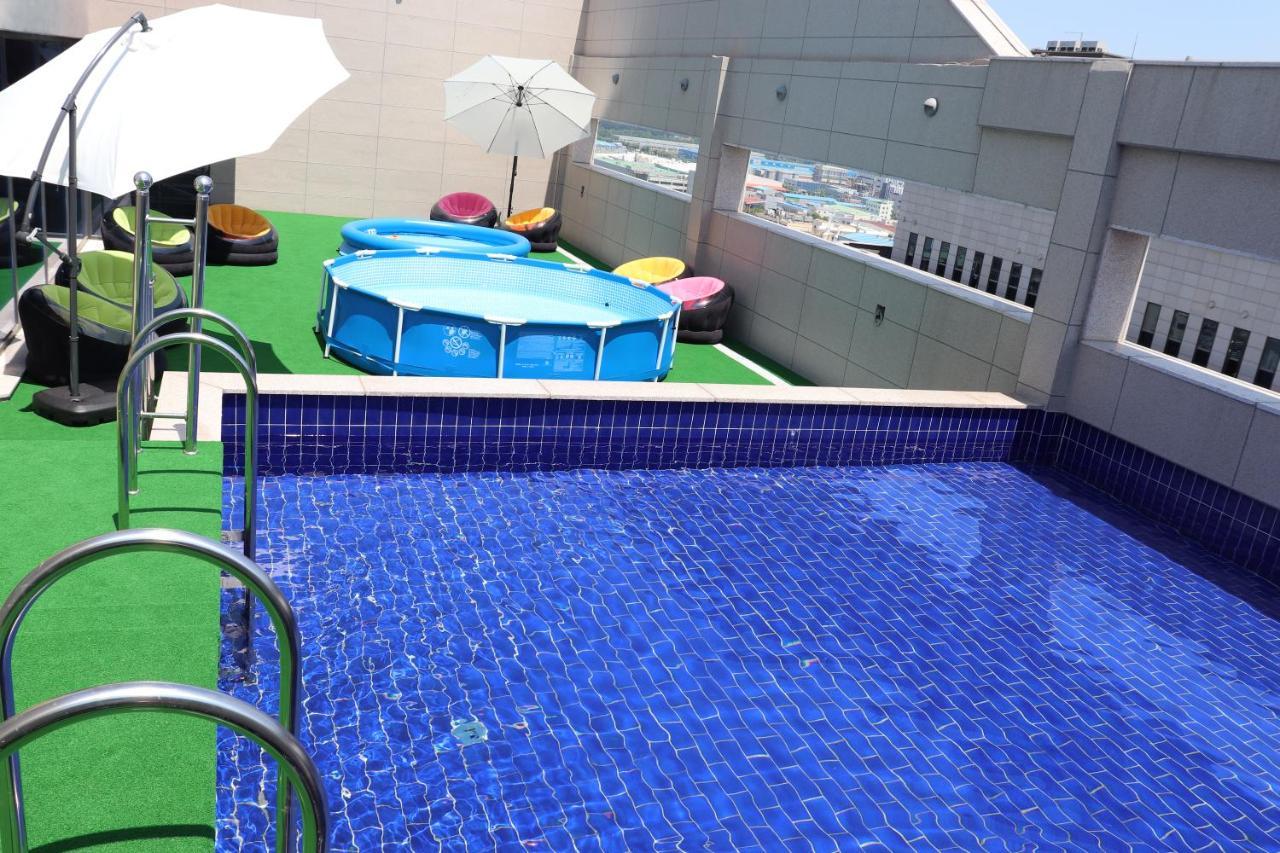 Western Bay Marina Hotel بيونجتايك المظهر الخارجي الصورة