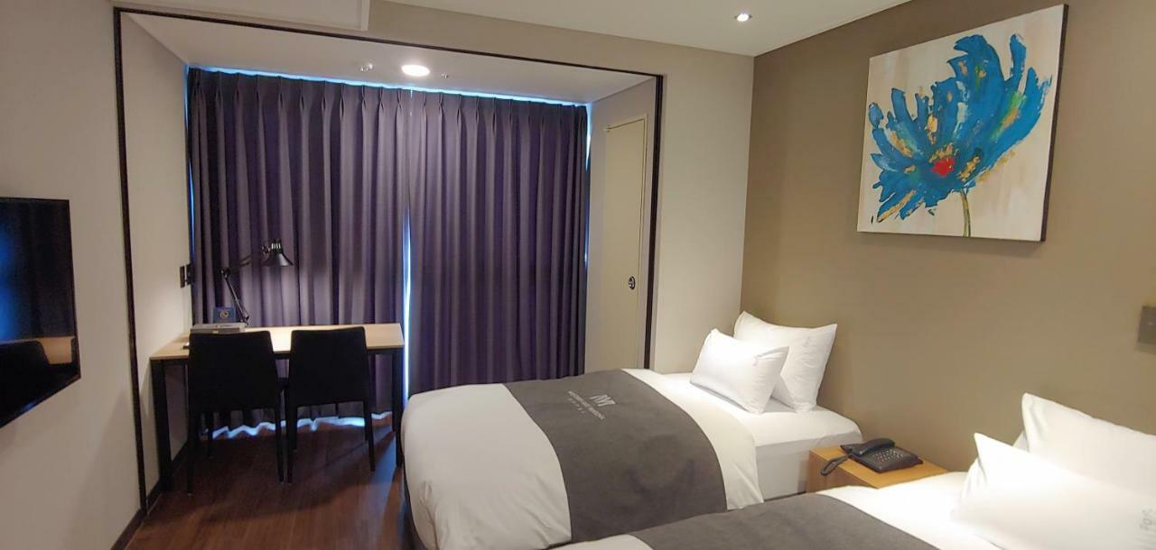 Western Bay Marina Hotel بيونجتايك المظهر الخارجي الصورة