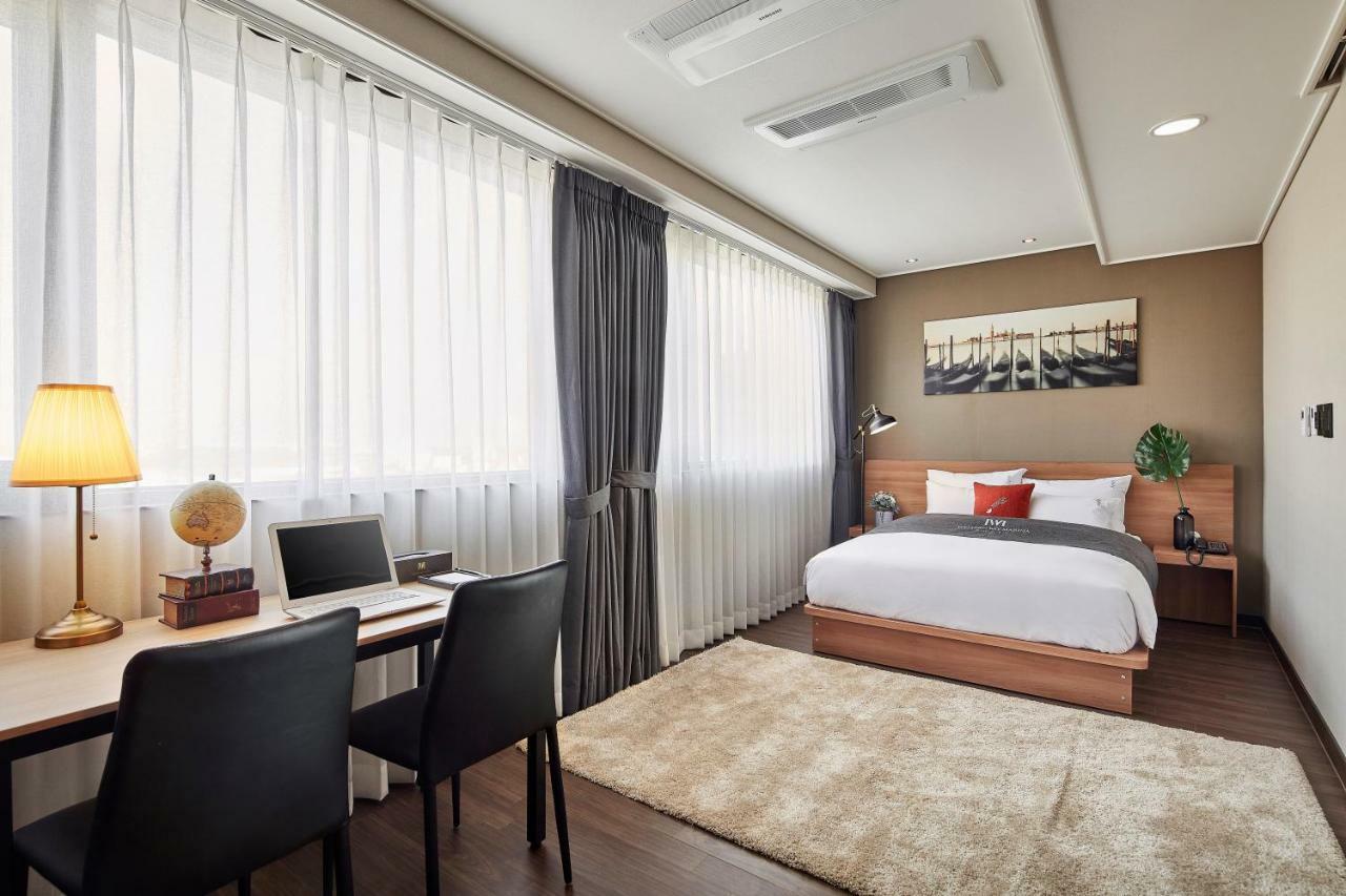 Western Bay Marina Hotel بيونجتايك المظهر الخارجي الصورة