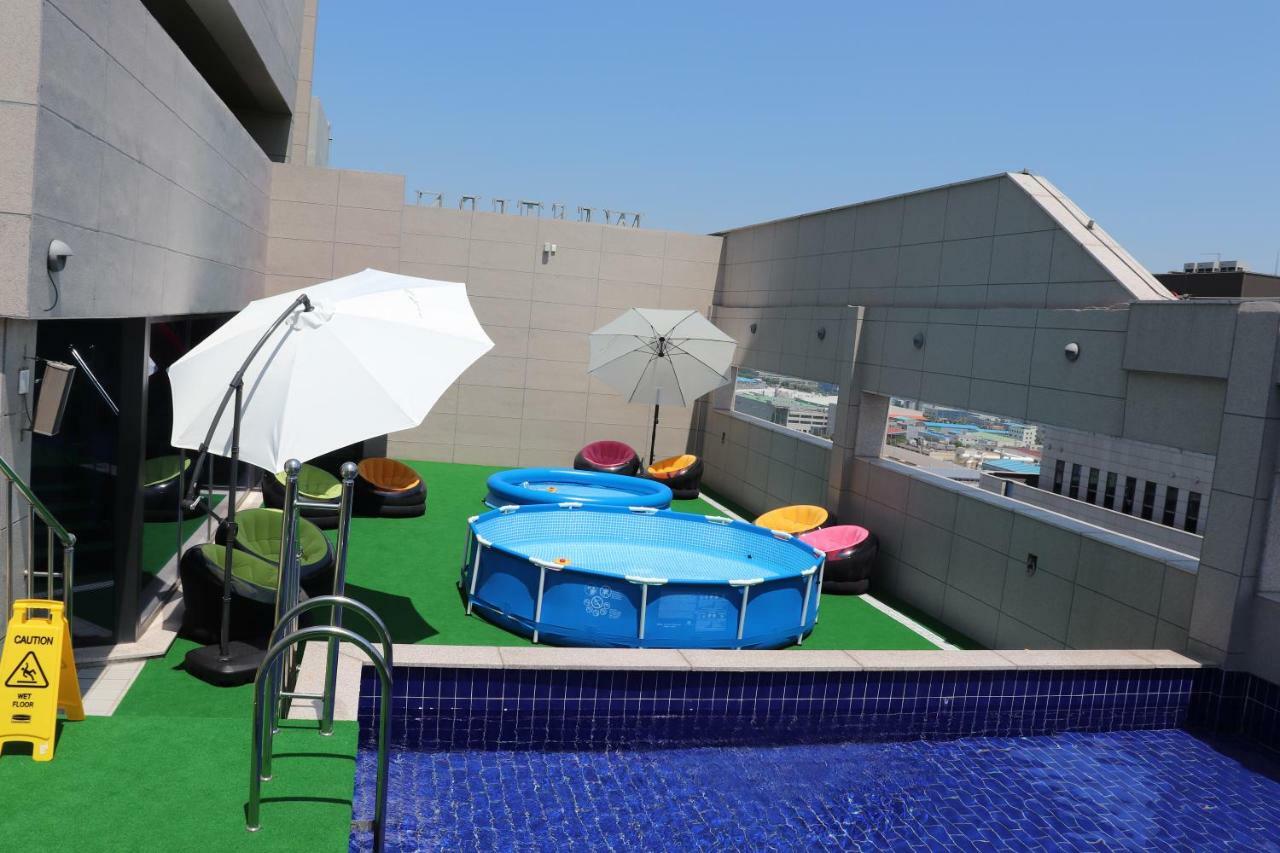 Western Bay Marina Hotel بيونجتايك المظهر الخارجي الصورة